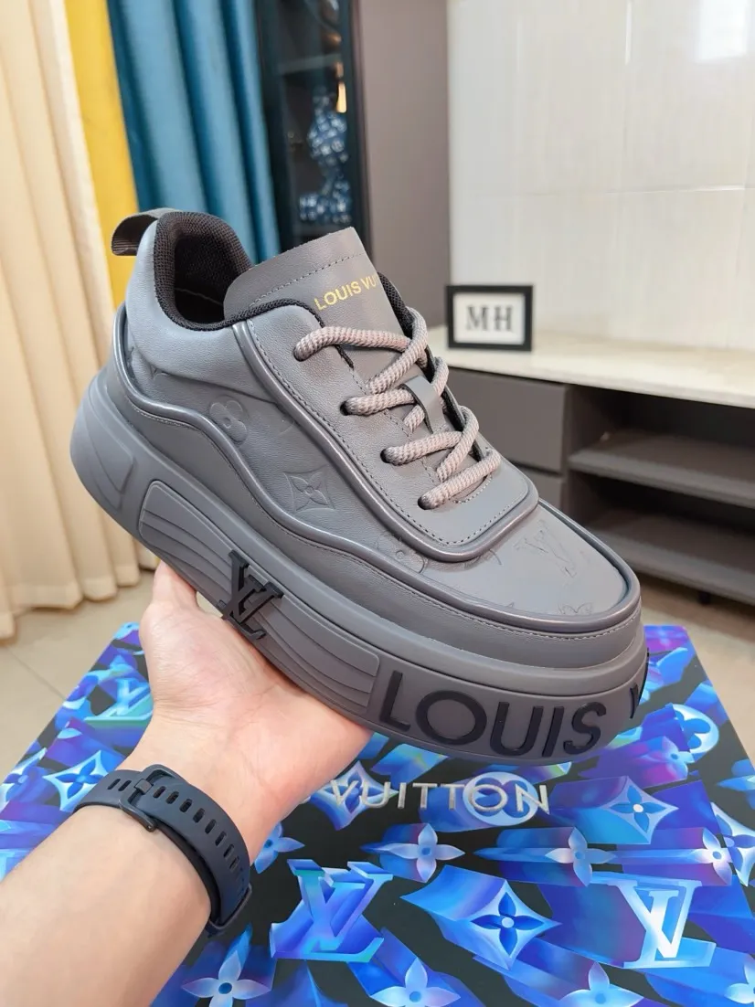 Men's men's shoes 💰560🌸🌸 LV style is novel and fashionable, the upper is made of imported cowhide + LV special materials! Super trendy design! It’s eye-catching! The leather is soft, delicate, shiny and translucent, showing the ultimate in pure handcraftsmanship, and the mesh is soft, comfortable and breathable! Size: 39-44 (38 45 customized)